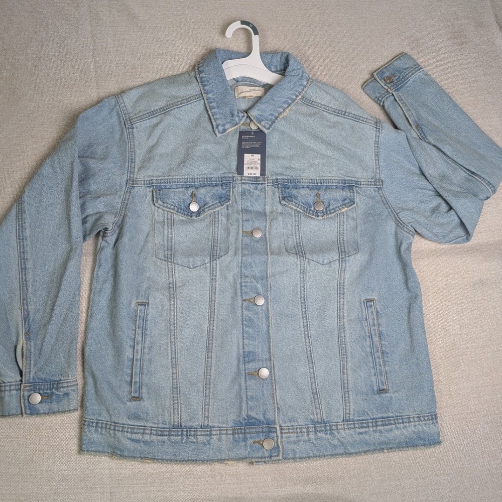 Universal Thread Denim Jacket Womens M Light Wash NWT Distressed Trucker Cotton